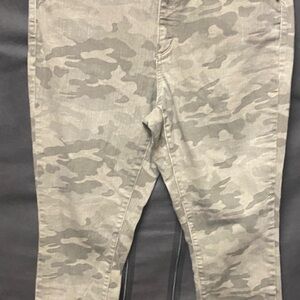 Universal Thread Green Camouflage Pants